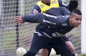 Ralf e Dentinho durante o treino do Corinthians esta tarde no CT Joaquim Grava, Parque Ecolgico do Tiete. O time se prepara para o jogo contra o Linense, sbado, dia 05/03, no estdio Gilberto Lopes, em Lins/SP, pela 11 rodada do Campeonato Paulista 2011