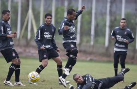 Ralf; Wallace; Liedson, que salta sobre o goleiro Danilo Fernandes, e Dentinho durante o treino do Corinthians esta tarde no CT Joaquim Grava, Parque Ecolgico do Tiete. O time se prepara para o jogo contra o Linense, sbado, dia 05/03, no estdio Gilberto Lopes, em Lins/SP, pela 11 rodada do Campeonato Paulista 2011