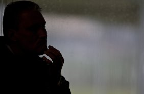 Silhueta do tcnico Tite durante o treino do Corinthians esta tarde no CT Joaquim Grava, Parque Ecolgico do Tiete. O time se prepara para o jogo contra o Linense, sbado, dia 05/03, no estdio Gilberto Lopes, em Lins/SP, pela 11 rodada do Campeonato Paulista 2011