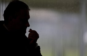 Silhueta do tcnico Tite durante o treino do Corinthians esta tarde no CT Joaquim Grava, Parque Ecolgico do Tiete. O time se prepara para o jogo contra o Linense, sbado, dia 05/03, no estdio Gilberto Lopes, em Lins/SP, pela 11 rodada do Campeonato Paulista 2011