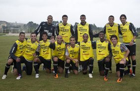 Time posado que ganhou o racho durante o treino do Corinthians esta tarde no CT Joaquim Grava, Parque Ecolgico do Tiete. O time se prepara para o jogo contra o Linense, sbado, dia 05/03, no estdio Gilberto Lopes, em Lins/SP, pela 11 rodada do Campeonato Paulista 2011