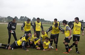 Time posado que ganhou o racho durante o treino do Corinthians esta tarde no CT Joaquim Grava, Parque Ecolgico do Tiete. O time se prepara para o jogo contra o Linense, sbado, dia 05/03, no estdio Gilberto Lopes, em Lins/SP, pela 11 rodada do Campeonato Paulista 2011