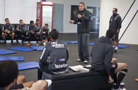 Tite fala aos jogadores durante o treino do Corinthians esta tarde no CT Joaquim Grava, Parque Ecolgico do Tiete. O time se prepara para o jogo contra o Linense, sbado, dia 05/03, no estdio Gilberto Lopes, em Lins/SP, pela 11 rodada do Campeonato Paulista 2011