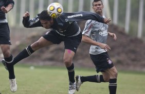 Wallace e Leandro Castn durante o treino do Corinthians esta tarde no CT Joaquim Grava, Parque Ecolgico do Tiete. O time se prepara para o jogo contra o Linense, sbado, dia 05/03, no estdio Gilberto Lopes, em Lins/SP, pela 11 rodada do Campeonato Paulista 2011