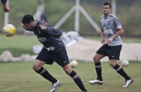 Wallace e Leandro Castn durante o treino do Corinthians esta tarde no CT Joaquim Grava, Parque Ecolgico do Tiete. O time se prepara para o jogo contra o Linense, sbado, dia 05/03, no estdio Gilberto Lopes, em Lins/SP, pela 11 rodada do Campeonato Paulista 2011