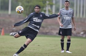 Wallace e Leandro Castn durante o treino do Corinthians esta tarde no CT Joaquim Grava, Parque Ecolgico do Tiete. O time se prepara para o jogo contra o Linense, sbado, dia 05/03, no estdio Gilberto Lopes, em Lins/SP, pela 11 rodada do Campeonato Paulista 2011