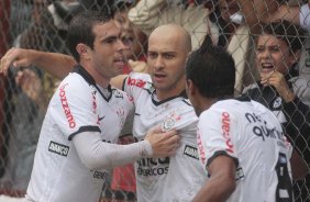 Alessandro do Corinthians comemora aps marca gol contra a equipe do Linense durante partida vlida pelo Campeonato Paulista realizado no estdio Gilberto Lopes