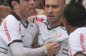 Alessandro do Corinthians comemora após marca gol contra a equipe do Linense durante partida válida pelo Campeonato Paulista realizado no estádio Gilberto Lopes