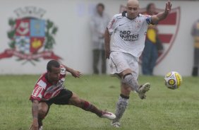 Alessandro do Corinthians disputa a bola com o jogador Andr do Linense durante partida vlida pelo Campeonato Paulista realizado no estdio Gilberto Lopes