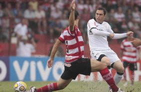 Bruno Cesar do Corinthians disputa a bola com o jogador Andr Turatto do Linense durante partida vlida pelo Campeonato Paulista realizado no estdio Gilberto Lopes