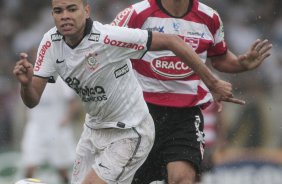 Dentinho do Corinthians disputa a bola com o jogador André Turatto do Linense durante partida válida pelo Campeonato Paulista realizado no estádio Gilberto Lopes