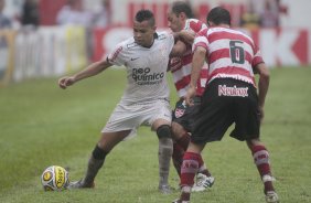 Dentinho do Corinthians disputa a bola com o jogador Junior do Linense durante partida vlida pelo Campeonato Paulista realizado no estdio Gilberto Lopes