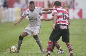 Dentinho do Corinthians disputa a bola com o jogador Junior do Linense durante partida vlida pelo Campeonato Paulista realizado no estdio Gilberto Lopes