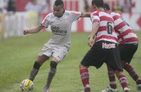 Dentinho do Corinthians disputa a bola com o jogador Junior do Linense durante partida válida pelo Campeonato Paulista realizado no estádio Gilberto Lopes