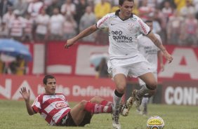 Fabio Santos do Corinthians disputa a bola com o jogador Gilsinho do Linense durante partida vlida pelo Campeonato Paulista realizado no estdio Gilberto Lopes