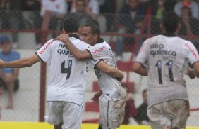 Liedson do Corinthians comemora aps marca gol contra a equipe do Linense durante partida vlida pelo Campeonato Paulista realizado no estdio Gilberto Lopes