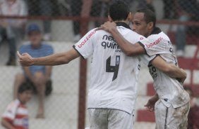 Liedson do Corinthians comemora aps marca gol contra a equipe do Linense durante partida vlida pelo Campeonato Paulista realizado no estdio Gilberto Lopes