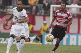 Liedson do Corinthians disputa a bola com o jogador Eric do Linense durante partida vlida pelo Campeonato Paulista realizado no estdio Gilberto Lopes