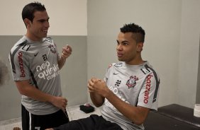 Bruno Cesar e Dentinho ensaiam coreografia de gol nos vestirios antes da partida entre Corinthians x Ponte Preta/Campinas, vlida pela 12 rodada do Campeonato Paulista de 2011, realizada esta noite no estdio do Pacaembu