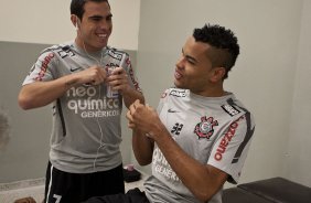 Bruno Cesar e Dentinho ensaiam coreografia de gol, nos vestirios antes da partida entre Corinthians x Ponte Preta/Campinas, vlida pela 12 rodada do Campeonato Paulista de 2011, realizada esta noite no estdio do Pacaembu