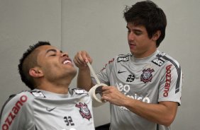 Dentinho e Willian nos vestirios antes da partida entre Corinthians x Ponte Preta/Campinas, vlida pela 12 rodada do Campeonato Paulista de 2011, realizada esta noite no estdio do Pacaembu