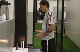 Fabio Santos rezando nos vestirios antes da partida entre Corinthians x Ponte Preta/Campinas, vlida pela 12 rodada do Campeonato Paulista de 2011, realizada esta noite no estdio do Pacaembu