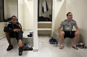 Liedson e Bruno Cesar nos vestiários antes da partida entre Corinthians x Ponte Preta/Campinas, válida pela 12ª rodada do Campeonato Paulista de 2011, realizada esta noite no estádio do Pacaembu