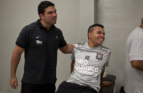 O fisioterapeuta Bruno Mazziotti e Dentinho nos vestirios antes da partida entre Corinthians x Ponte Preta/Campinas, vlida pela 12 rodada do Campeonato Paulista de 2011, realizada esta noite no estdio do Pacaembu