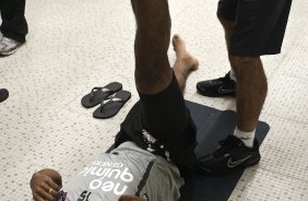 O fisioterapeuta Paulo Vieira faz alongamento em Paulinho nos vestirios antes da partida entre Corinthians x Ponte Preta/Campinas, vlida pela 12 rodada do Campeonato Paulista de 2011, realizada esta noite no estdio do Pacaembu