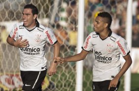 Bruno Cesar comemora eu gol com Dentinho durante a partida entre Mirassol x Corinthians, realizada esta tarde no estdio Jos Maria de Campos Maia, em Mirassol/SP, pela 13 rodada do Campeonato Paulista 2011