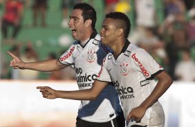 Bruno Cesar comemora seu gol com Dentinho durante a partida entre Mirassol x Corinthians, realizada esta tarde no estdio Jos Maria de Campos Maia, em Mirassol/SP, pela 13 rodada do Campeonato Paulista 2011