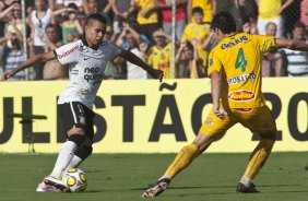 Dentinho e Luis Henrique durante a partida entre Mirassol x Corinthians, realizada esta tarde no estdio Jos Maria de Campos Maia, em Mirassol/SP, pela 13 rodada do Campeonato Paulista 2011