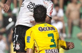 Jorge Henriquen e Gustavo Bastos durante a partida entre Mirassol x Corinthians, realizada esta tarde no estádio José Maria de Campos Maia, em Mirassol/SP, pela 13ª rodada do Campeonato Paulista 2011