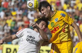 William e Luis Henrique durante a partida entre Mirassol x Corinthians, realizada esta tarde no estdio Jos Maria de Campos Maia, em Mirassol/SP, pela 13 rodada do Campeonato Paulista 2011