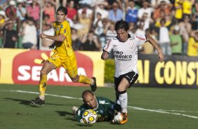 William faz o segundo gol do Corinthians durante a partida entre Mirassol x Corinthians, realizada esta tarde no estdio Jos Maria de Campos Maia, em Mirassol/SP, pela 13 rodada do Campeonato Paulista 2011