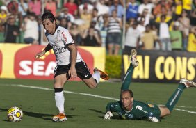 William faz o segundo gol do Corinthians durante a partida entre Mirassol x Corinthians, realizada esta tarde no estádio José Maria de Campos Maia, em Mirassol/SP, pela 13ª rodada do Campeonato Paulista 2011