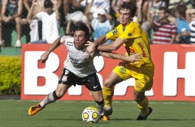 Willian e Luis Henrique durante a partida entre Mirassol x Corinthians, realizada esta tarde no estdio Jos Maria de Campos Maia, em Mirassol/SP, pela 13 rodada do Campeonato Paulista 2011