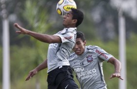 Jorge Henrique e Paulinho durante o treino do Corinthians realizado esta tarde no CT Joaquim Grava, Parque Ecolgico do Tiete. O time se prepara para o jogo contra o Oeste, amanh, 4a. feira dia 23/03, no estdio do Pacaembu, pela 15 rodada do Campeonato Paulista 2011