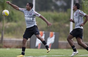 Jorge Henrique e Paulinho durante o treino do Corinthians realizado esta tarde no CT Joaquim Grava, Parque Ecolgico do Tiete. O time se prepara para o jogo contra o Oeste, amanh, 4a. feira dia 23/03, no estdio do Pacaembu, pela 15 rodada do Campeonato Paulista 2011