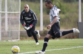 Liedson chuta contra o goleiro Julio Cesar durante o treino do Corinthians realizado esta tarde no CT Joaquim Grava, Parque Ecolgico do Tiete. O time se prepara para o jogo contra o Oeste, amanh, 4a. feira dia 23/03, no estdio do Pacaembu, pela 15 rodada do Campeonato Paulista 2011