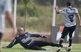Liedson passa pelo goleiro Julio Cesar durante o treino do Corinthians realizado esta tarde no CT Joaquim Grava, Parque Ecolgico do Tiete. O time se prepara para o jogo contra o Oeste, amanh, 4a. feira dia 23/03, no estdio do Pacaembu, pela 15 rodada do Campeonato Paulista 2011
