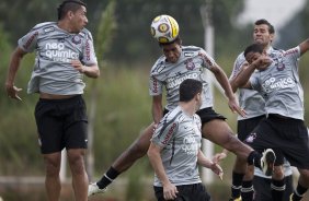 Ralf e Paulinho, cabeceando a bola, durante o treino do Corinthians realizado esta tarde no CT Joaquim Grava, Parque Ecolgico do Tiete. O time se prepara para o jogo contra o Oeste, amanh, 4a. feira dia 23/03, no estdio do Pacaembu, pela 15 rodada do Campeonato Paulista 2011