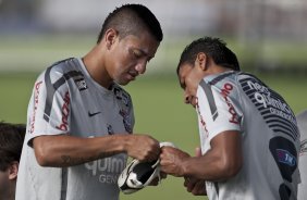 Ralf e Paulinho durante o treino do Corinthians realizado esta tarde no CT Joaquim Grava, Parque Ecolgico do Tiete. O time se prepara para o jogo contra o Oeste, amanh, 4a. feira dia 23/03, no estdio do Pacaembu, pela 15 rodada do Campeonato Paulista 2011