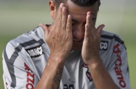 Ralf passando protetor solar durante o treino do Corinthians realizado esta tarde no CT Joaquim Grava, Parque Ecolgico do Tiete. O time se prepara para o jogo contra o Oeste, amanh, 4a. feira dia 23/03, no estdio do Pacaembu, pela 15 rodada do Campeonato Paulista 2011