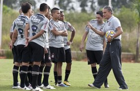 Tite conversa com os jogadores durante o treino do Corinthians realizado esta tarde no CT Joaquim Grava, Parque Ecolgico do Tiete. O time se prepara para o jogo contra o Oeste, amanh, 4a. feira dia 23/03, no estdio do Pacaembu, pela 15 rodada do Campeonato Paulista 2011