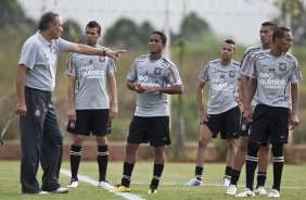 Tite fala com os jogadores durante o treino do Corinthians realizado esta tarde no CT Joaquim Grava, Parque Ecolgico do Tiete. O time se prepara para o jogo contra o Oeste, amanh, 4a. feira dia 23/03, no estdio do Pacaembu, pela 15 rodada do Campeonato Paulista 2011