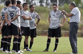 Tite reune os jogadores durante o treino do Corinthians realizado esta tarde no CT Joaquim Grava, Parque Ecolgico do Tiete. O time se prepara para o jogo contra o Oeste, amanh, 4a. feira dia 23/03, no estdio do Pacaembu, pela 15 rodada do Campeonato Paulista 2011