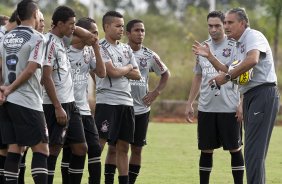 Tite reune os jogadores durante o treino do Corinthians realizado esta tarde no CT Joaquim Grava, Parque Ecolgico do Tiete. O time se prepara para o jogo contra o Oeste, amanh, 4a. feira dia 23/03, no estdio do Pacaembu, pela 15 rodada do Campeonato Paulista 2011