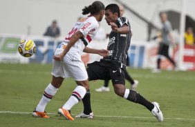 Carlinhos Paraiba e Paulinho durante a partida entre So Paulo x Corinthians, realizada esta tarde no estdio Arena de Barueri, pela 16 rodada do Campeonato Paulista 2011