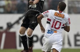 Chico e Rivaldo durante a partida entre So Paulo x Corinthians, realizada esta tarde no estdio Arena de Barueri, pela 16 rodada do Campeonato Paulista 2011